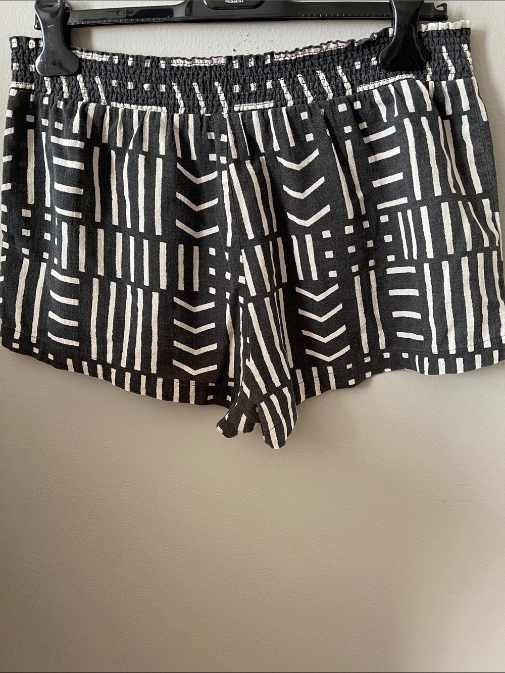 Madewell Black and White Geometric Elastic-Waist Shorts - Picture 4 of 6